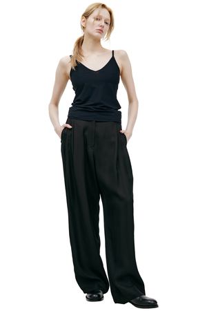 Черный топ с V-вырезом