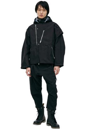 Черная куртка с капюшоном