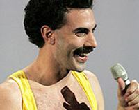 Саша Барон Коэн в роли Фредди Меркьюри 