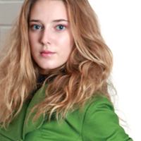 Коллекция женских плащей в шоу-руме «Платье в городе»