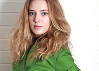  Коллекция женских плащей в шоу-руме «Платье в городе»