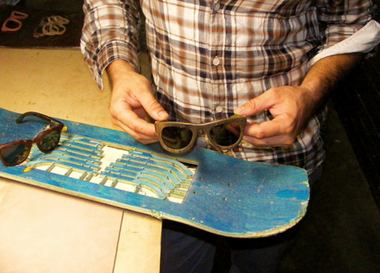 Солнцезащитные очки из старых скейтбордов