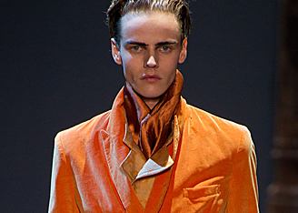 Коллекция Ann Demeulemeester: мрачный герой в оранжевом