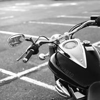 Кожаные куртки, городской пустырь и мотоцикл 