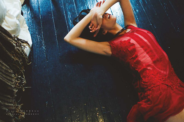 Платье красного цвета