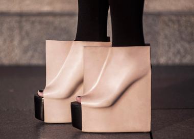 Творение чешского дизайнера возвращает обувь к ее истокам