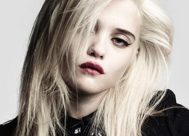 Свежий клип Скай Феррейры продает новинки высокой моды