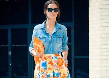 Четыре стильных образа с джинсовой рубашкой