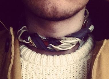 Уроки стиля.  Как завязывать платок на шею для мужчин