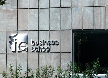  Мадридская бизнес-школа IE запустила серию онлайн-курсов по созданию маркетинговой стратегии