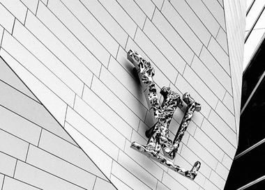 Как устроен крупнейший люксовый холдинг LVMH – в цифрах