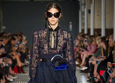 Видео: показ N°21 Весна/Лето 2017