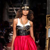 показ Moschino Осень/Зима 2016-2017 Видео: