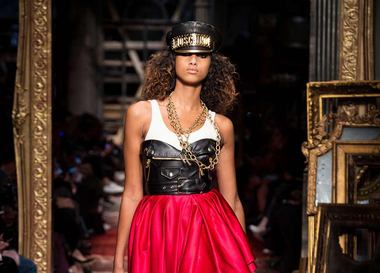 Видео: показ Moschino Осень/Зима 2016-2017