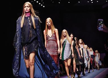 Видео: показ Versace Весна/Лето 2017